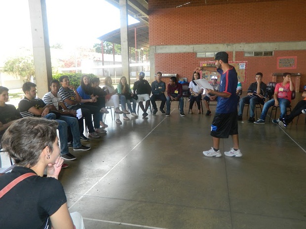 Durante a roda, estudantes  discutiram o que a  escola tem de bom e em que ela pode melhorar, por meio de dinâmicas e debates em grupo. Foto: Mônica Profeta ACS/SEE